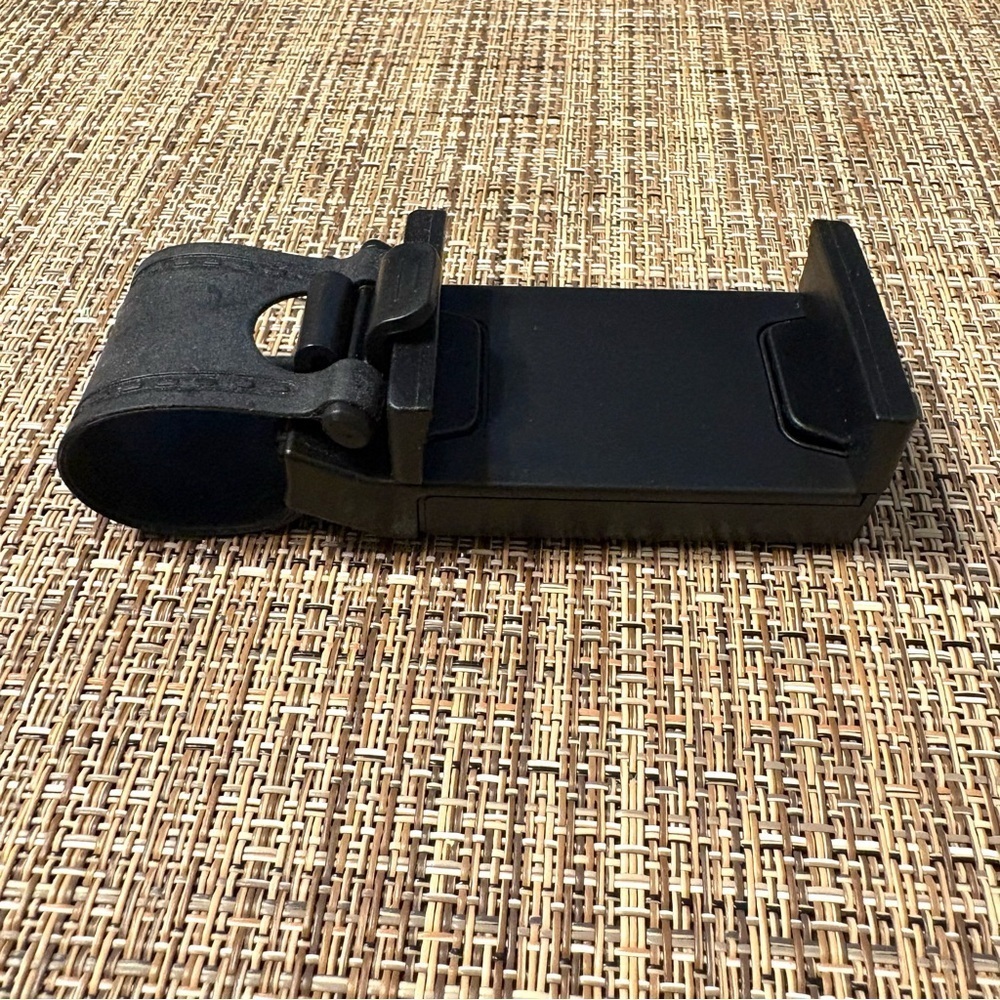 Black Steering Wheel Phone Holder - Picture 6 of 8